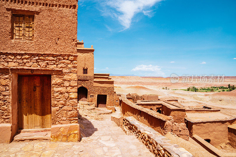 摩洛哥的Ait Ben Haddou ighrem(要塞村庄)，一个阳光明媚的日子，背景是晴朗的蓝天。